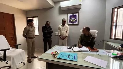 Gujarat Fake IT officer team caught went for Raid