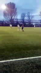 Conor McGregor muestra sus habilidades en una cancha de futbol.