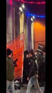 Bologna, scontri al corteo per Ramy: lanci di bombe carta e sedie, due fermati