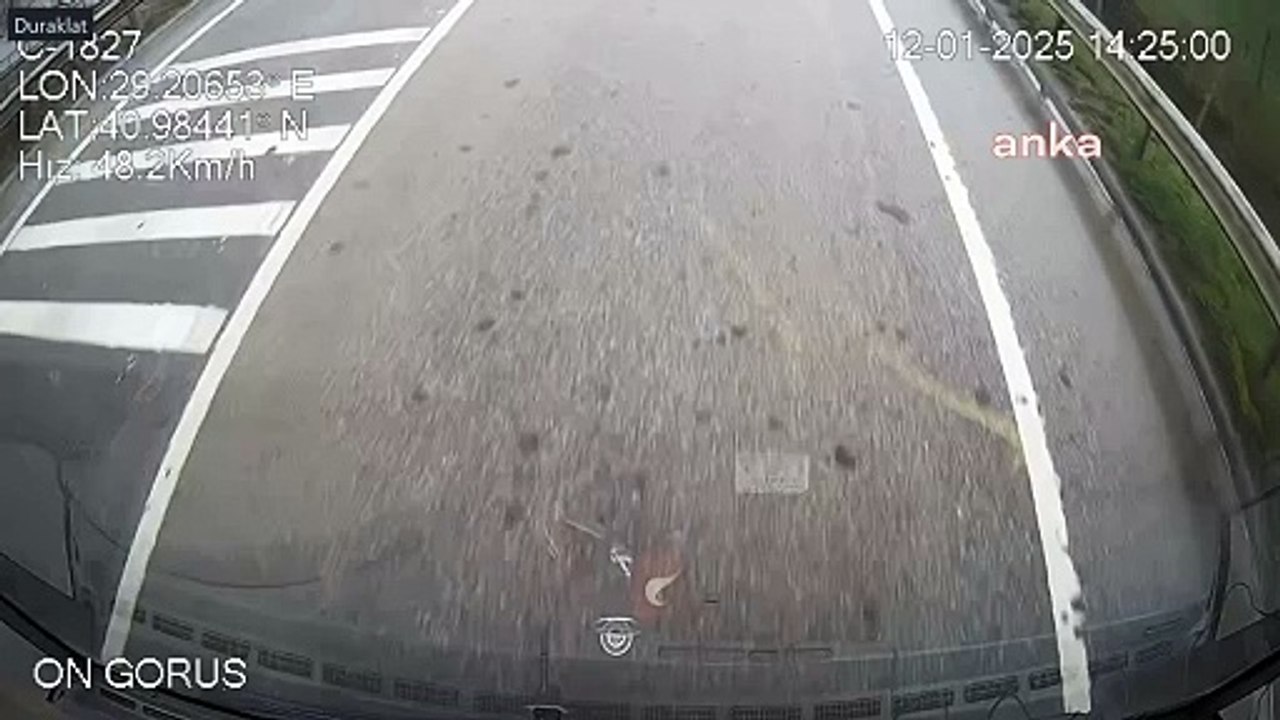 Sancaktepe’de feci kaza: Karşı şeritten gelen araç İETT otobüsüne çarptı, 1 ölü 4 yaralı