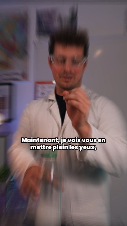 vinaigre + bicarbonate de sodium donne du CO2, le fluide invisible qui éteint les bougies 🕯️ #prof #chimie