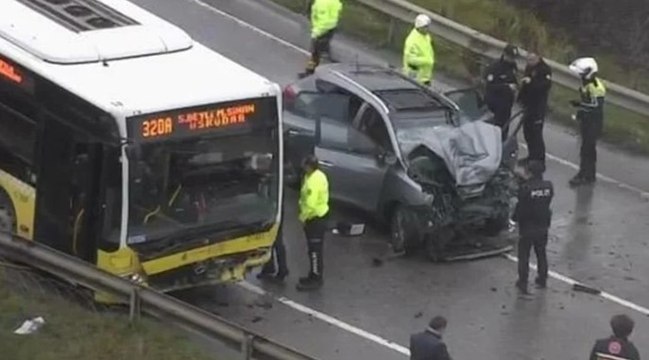 Otomobil İETT otobüsüne çarptı: Ölü ve yaralılar var