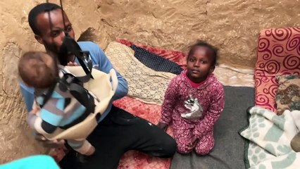 ملجأ في غزة "أشبه بالقبر" للاحتماء من البرد والحرب