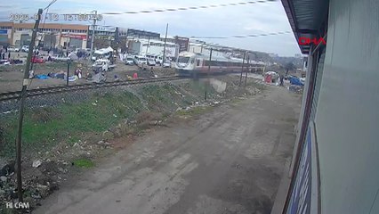 Denizli'de yolcu treninin çarptığı kişi öldü! Kaza anı kamerada