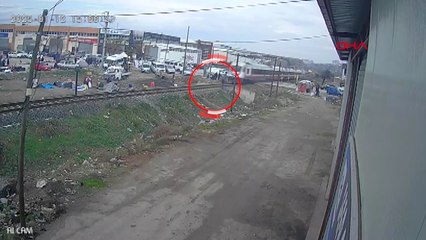 Raylardan geçerken yolcu treni çarptı; kaza kamerada
