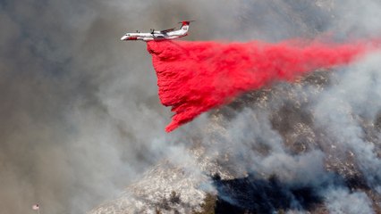 Los medios aéreos luchan contra las llamas en California