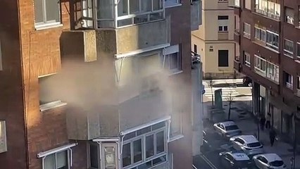 Los Bomberos de Valladolid sofocan un incendio en un piso de la calle Gondomar