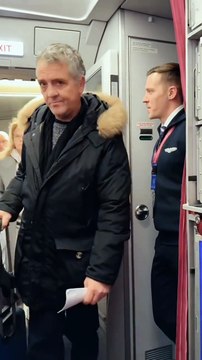 Anne ve babasının kendi uçağında seyahat edeceğini öğrenen pilot onları kapıda karşılıyor 😊