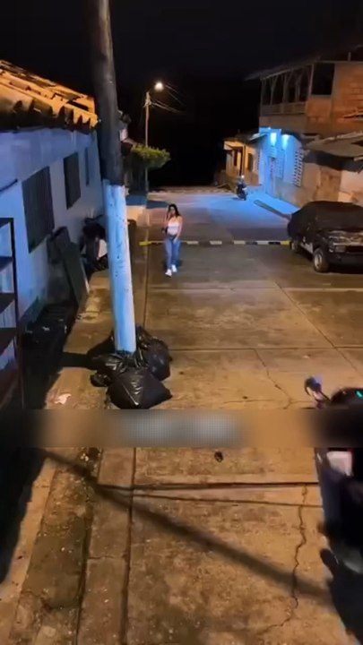 Elle est seule dans la rue