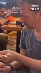 Ce petit garçon s’endort sur le bras de son père de façon inattendue