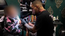 Une petite fille de 9 ans se fait tatouer un drapeau américain, l’artiste sous le feu des critiques