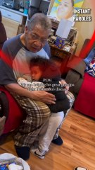 Ce petit garçon apporte tout son soutien à son arrière-grand-père atteint de la maladie de Parkinson