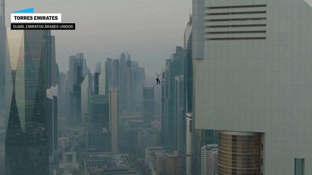 El estonio Jaan Roose cruza las Torres Emirates, en Dubái, en cinta tensa