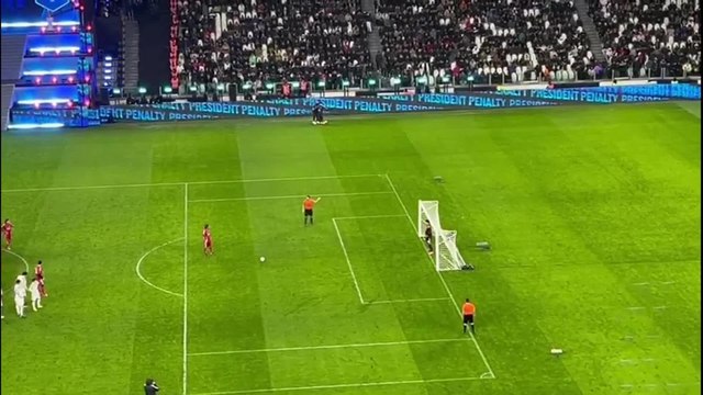 Finale Kings League a Torino, così Pirlo sbaglia il rigore