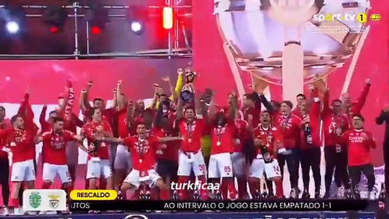 Benficalı futbolcular şampanya patlattı! Kerem Aktürkoğlu'nun tepkisi gündem oldu