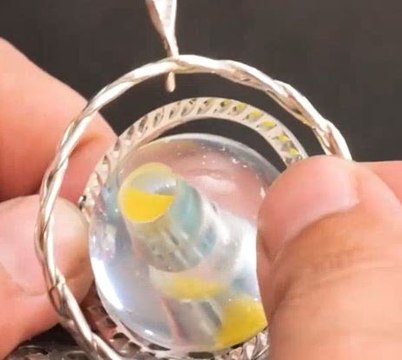 Uncommon charm! Crafting eye-catching pendants!