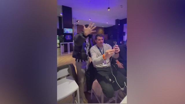 Piqué celebra con una manita la Supercopa en la cara de Casillas