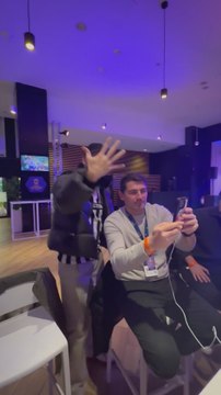 Piqué celebra con una manita la Supercopa en la cara de Casillas