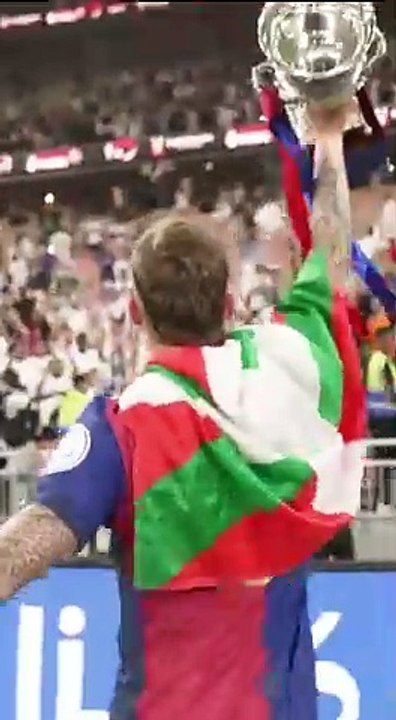 La felicidad de los jugadores del Barça tras levantar el título de la Supercopa