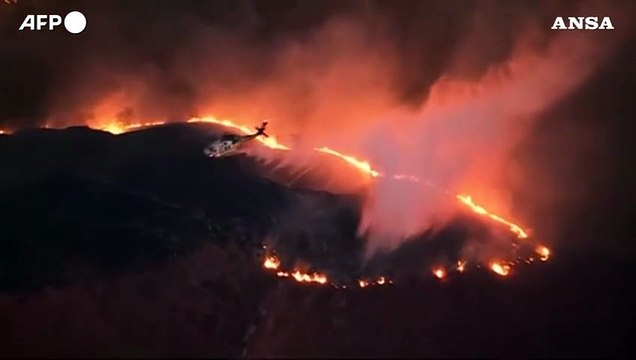Los Angeles, gli elicotteri combattono le fiamme
