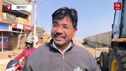 स्थानीय लोगों ने एंजेसी पर लगाया आरोप, बोले- सर्विस रोड में मेटल और डस्ट की जगह मिट्टी का हो रहा इस्तेमाल