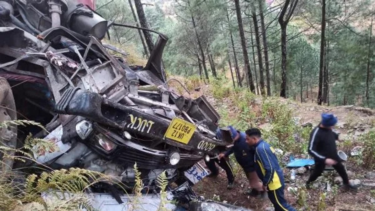उत्तराखंड के पौड़ी में बड़ा हादसा, खाई में गिरी श्रीनगर जा रही बस, 4 की मौत, कई घायल