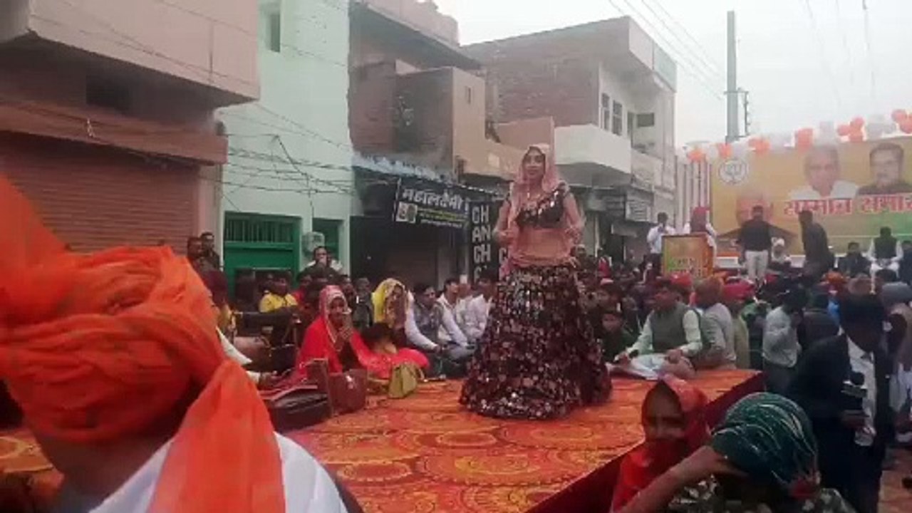 केबिनेट मंत्री के कार्यक्रम में भीड़ एकत्रित करने के लिए आयोजनों ने ढूंढ़ा तरीका : भिवानी में केबिनेट मंत्री के सम्मान समारोह में भीड़ जुटाने के लिए करवाया गया डांस का कार्यक्रम