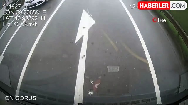 Sancaktepe'de İETT Otobüsüne Çarpan Araçta 1 Ölü, 4 Yaralı