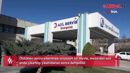 Yıkamayı unuttukları mevtayı mezardan çıkardılar