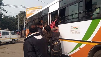 प्रयागराज श्रद्धालुओं बस के न मिलने से उठानी पड़ रही है दिक्कत