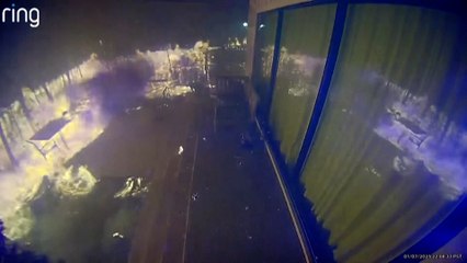 Una cámara de seguridad capta la furia de las llamas en Los Ángeles: han muerto más de 20 personas