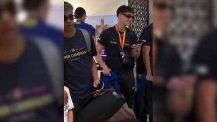 El gesto de Lamine Yamal con un niño: le tapa el escudo del Madrid para hacerse la foto