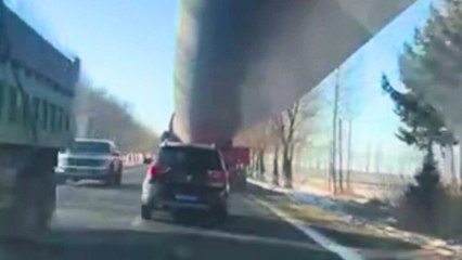 Fahrzeug entgeht beim Transport nur knapp einer Kollision mit einem Windradflügel