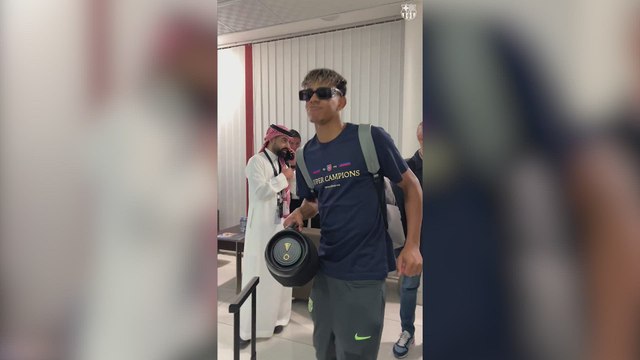 El baile viral de Lamine llegando al aeropuerto tras ganar la Supercopa: es hipnótico