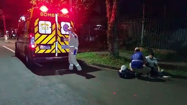 Para evitar colisão com carro, motociclista freia bruscamente e sofre queda