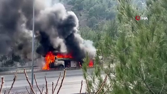 Seyir halindeki yolcu otobüsü alev topuna döndü