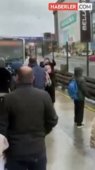 Metrobüsler durağı pas geçti! Çileden çıkan vatandaşlar yolu kesti