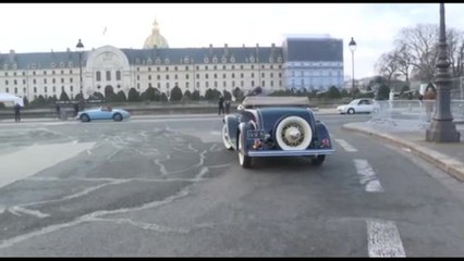 Auto e veicoli d'epoca sfrecciano per le strade di Parigi