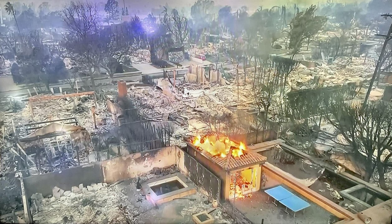 Non, les objets bleus n'ont pas été épargnés par les flammes de Los Angeles à cause de leur couleur