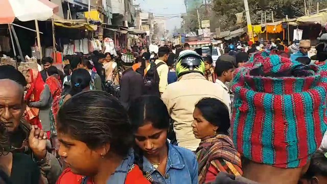 मकर संक्रांति पर्व को लेकर बाजारों में ठसमाठस भीड़, कहीं काजू बादाम तो कही खोवा शुगर फ्री की तिलकुट की भरमार
