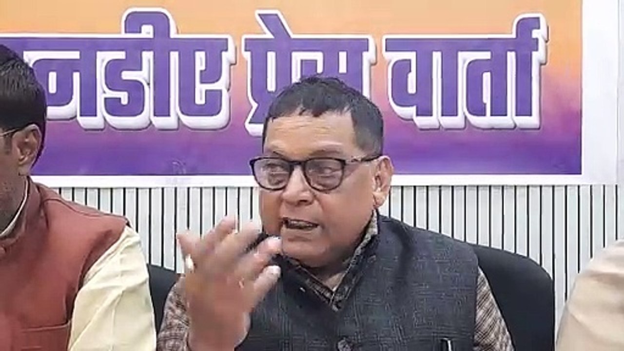 जेडीयू एमएलसी नीरज कुमार ने तेजस्वी यादव पर कटाक्ष करते हुए कहा कि वह प्रवासी बिहारी है