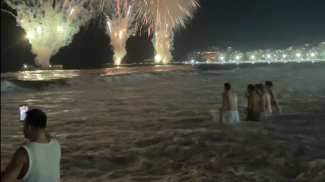 Copacabana Reveillon: Dazzling fireworks light up Copacabana Beach to welcome the new year