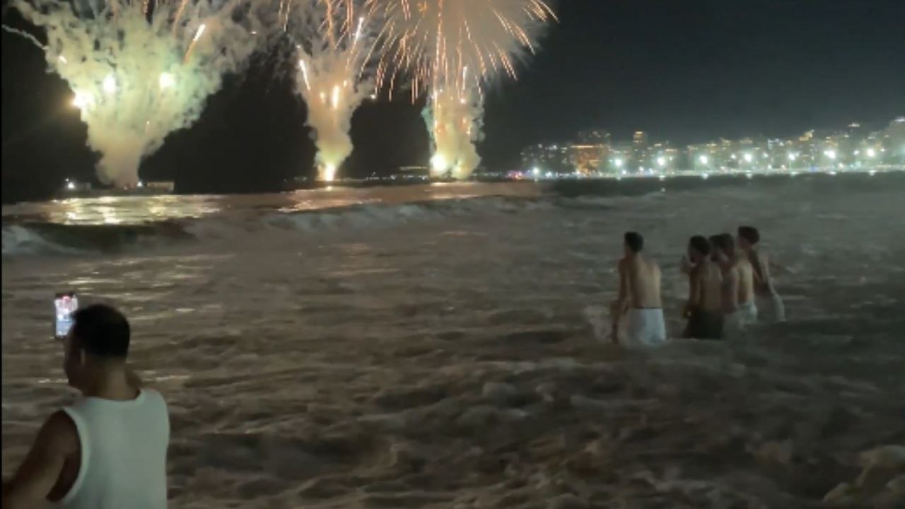 Copacabana Reveillon: Dazzling fireworks light up Copacabana Beach to welcome the new year