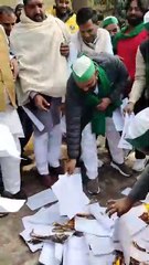 ग्रेटर नोएडा में कृषि कानून की प्रक्रिया जलाकर किसानों ने जताया विरोध प्रदर्शन