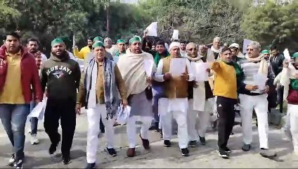 ग्रेटर नोएडा में कृषि कानून की प्रक्रिया जलाकर किसानों ने जताया विरोध प्रदर्शन