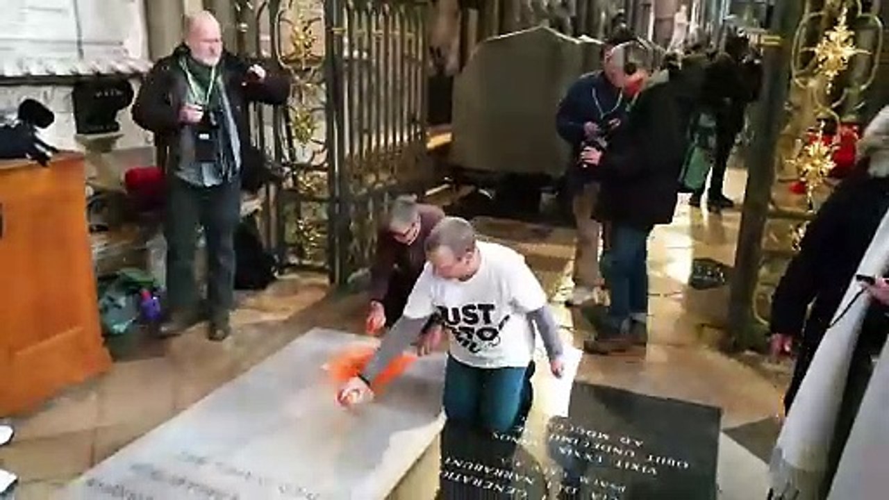 Des écologistes dégradent la sépulture du naturaliste Charles Darwin dans l'abbaye de Westminster, à Londres, pour dénoncer l'inaction politique face au réchauffement climatique