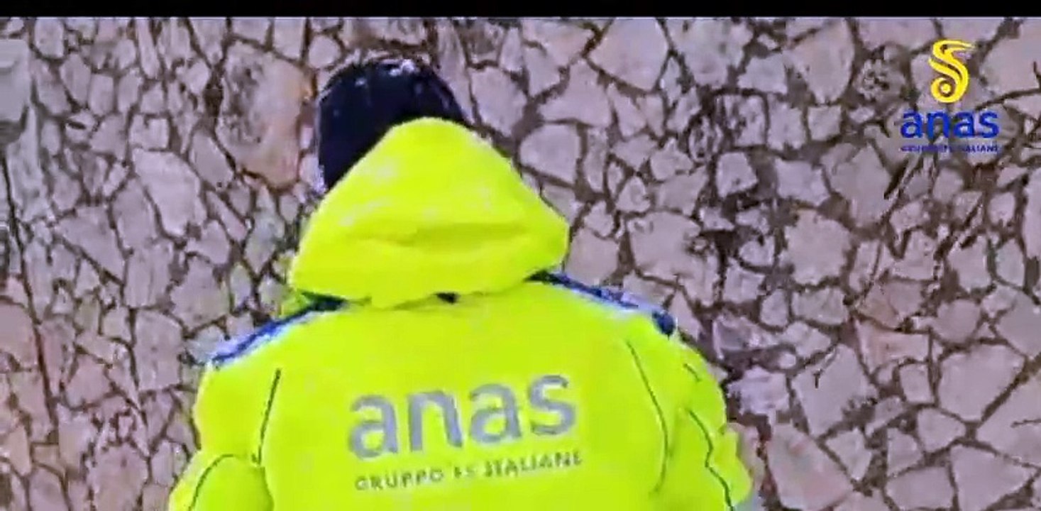 Personale e mezzi spazzaneve dell'anas in azione sulle strade statali della Calabria e lungo l'autostrada