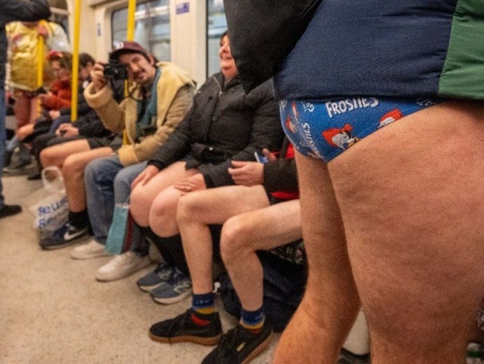Hose runter! Londoner fahren in Unterwäsche U-Bahn