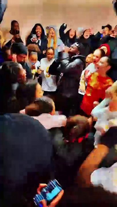 LE VESTIAIRE EN FOLIE  SUITE A LA VICTOIRE DES FEMININES U15 EN COUPR 6-0 CONTRE FRANCONVILLE