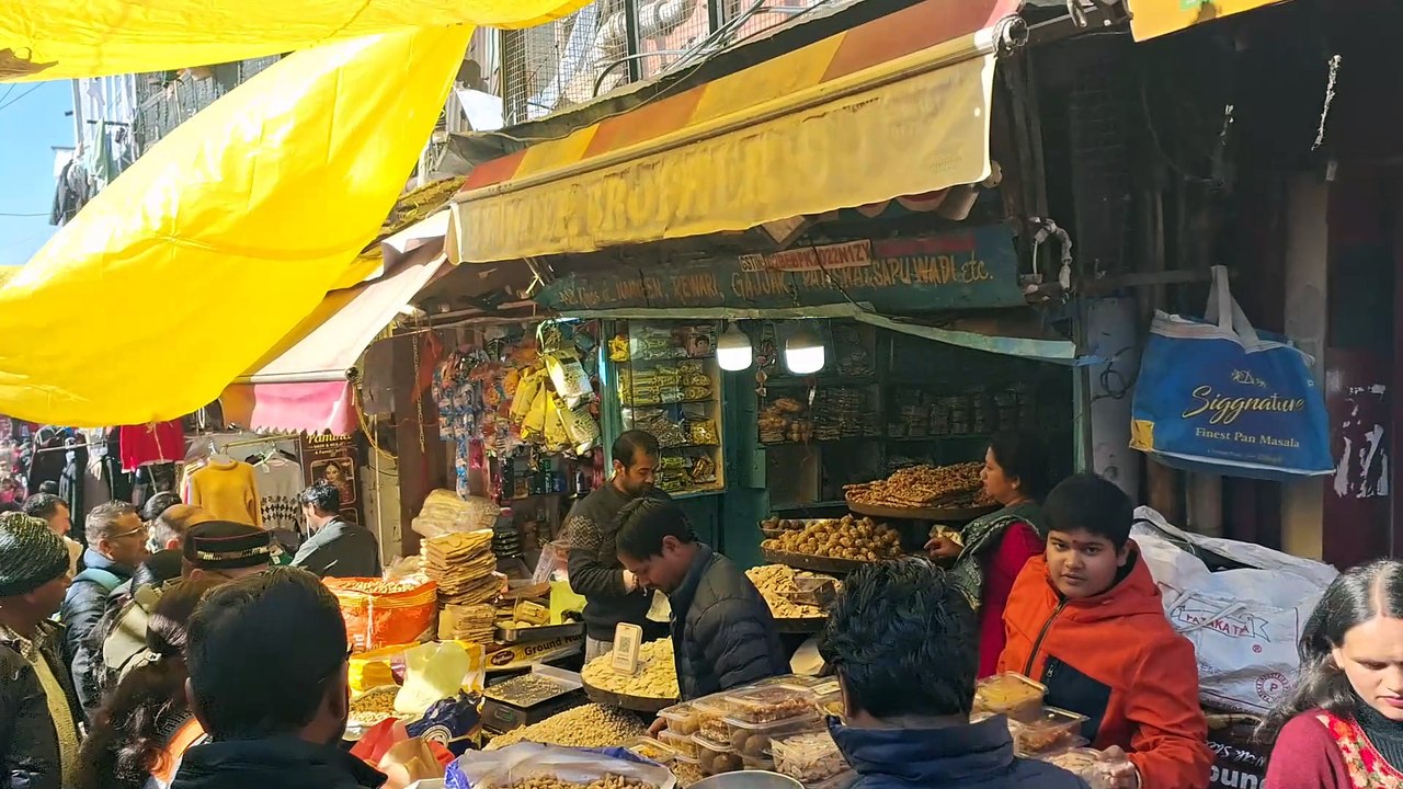 शिमला में लोहड़ी धूम, लोगों ने एक-दूसरे को बांटीं मूंगफली और रेवड़ियां, बाजारों में दिखी रौनक
